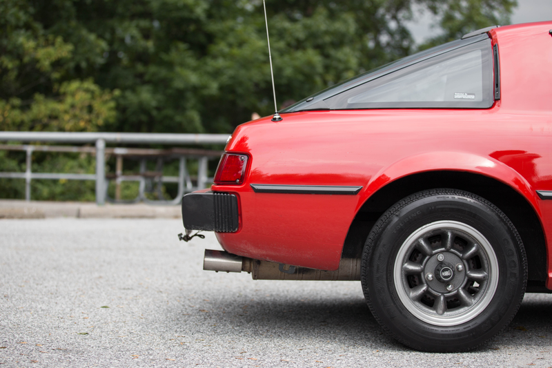 Illustration for article titled The Original Mazda RX-7 Drives Like a Humming, Thrumming, Living Animal
